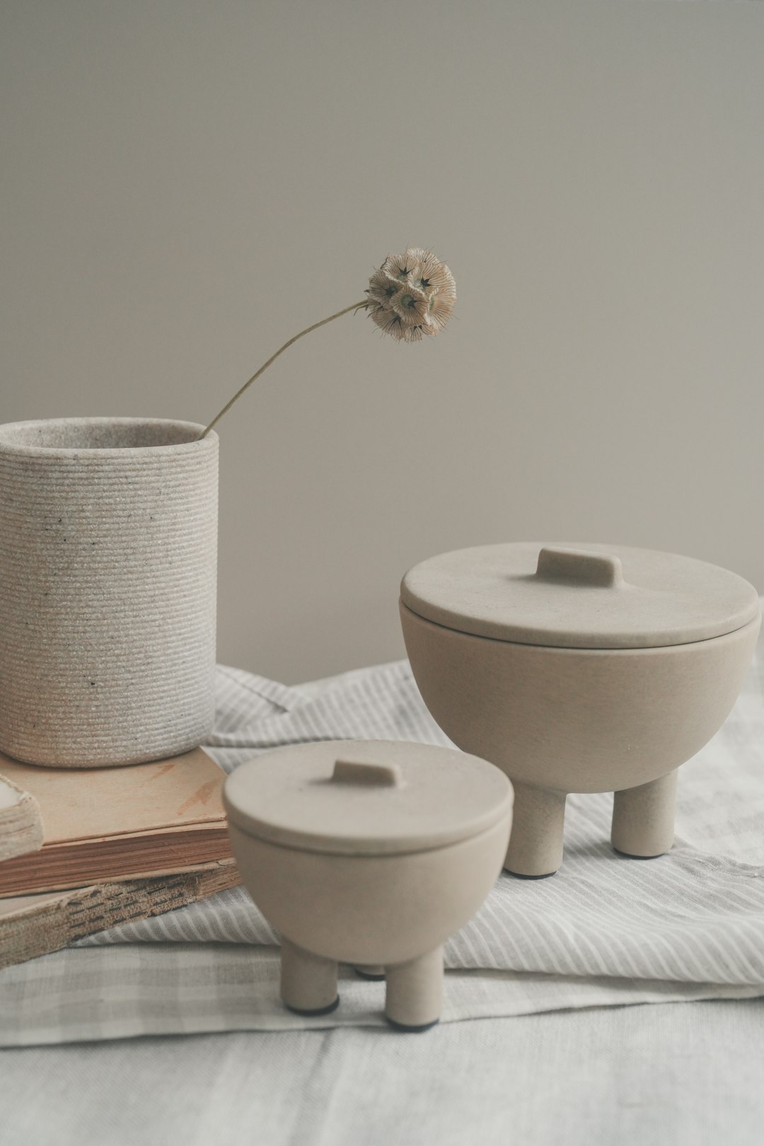 Ceramista trabalhando com técnicas tradicionais