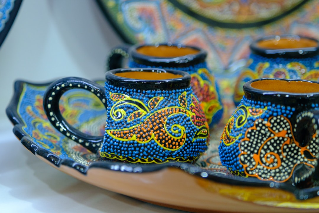 Artesã indígena produzindo peças tradicionais